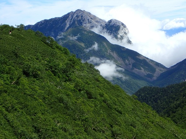 雲湧く甲斐駒ケ岳。