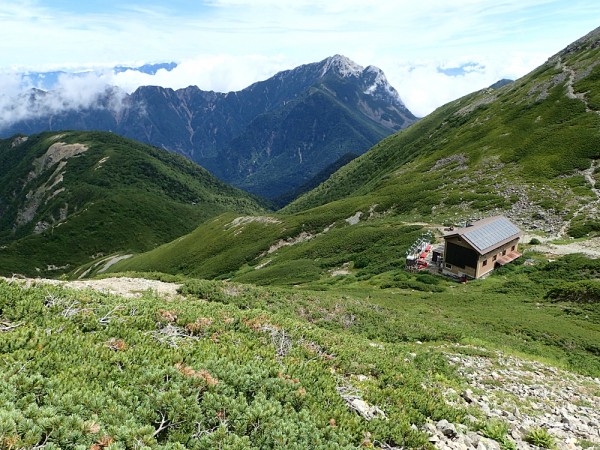 仙丈小屋と甲斐駒ケ岳。