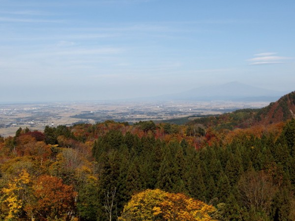 彼方に鳥海山