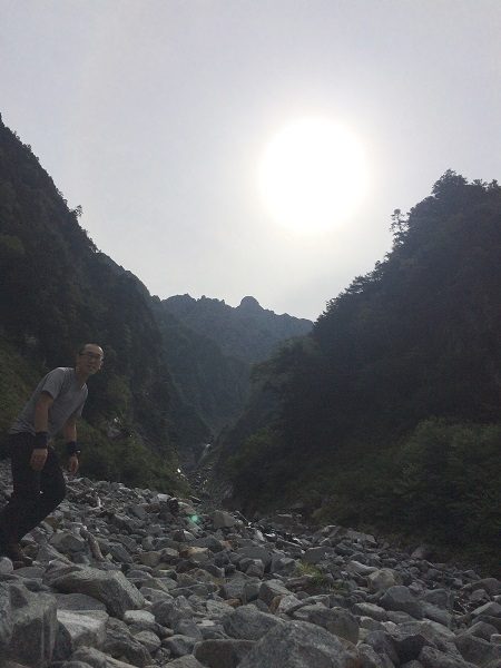 滝谷と穂高連峰をバックに気持ちのよい沢で自撮りしようと奮闘してタイミングが合わなかった図。自撮り難しい！