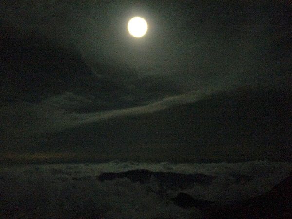 夜も贅沢！雲海を明るく照らす満月。